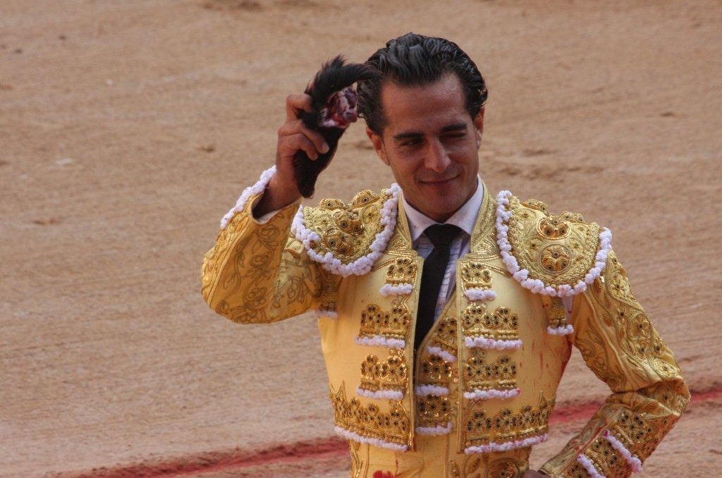 Ivan Fandiño takes a 'vuelta' with his trophy